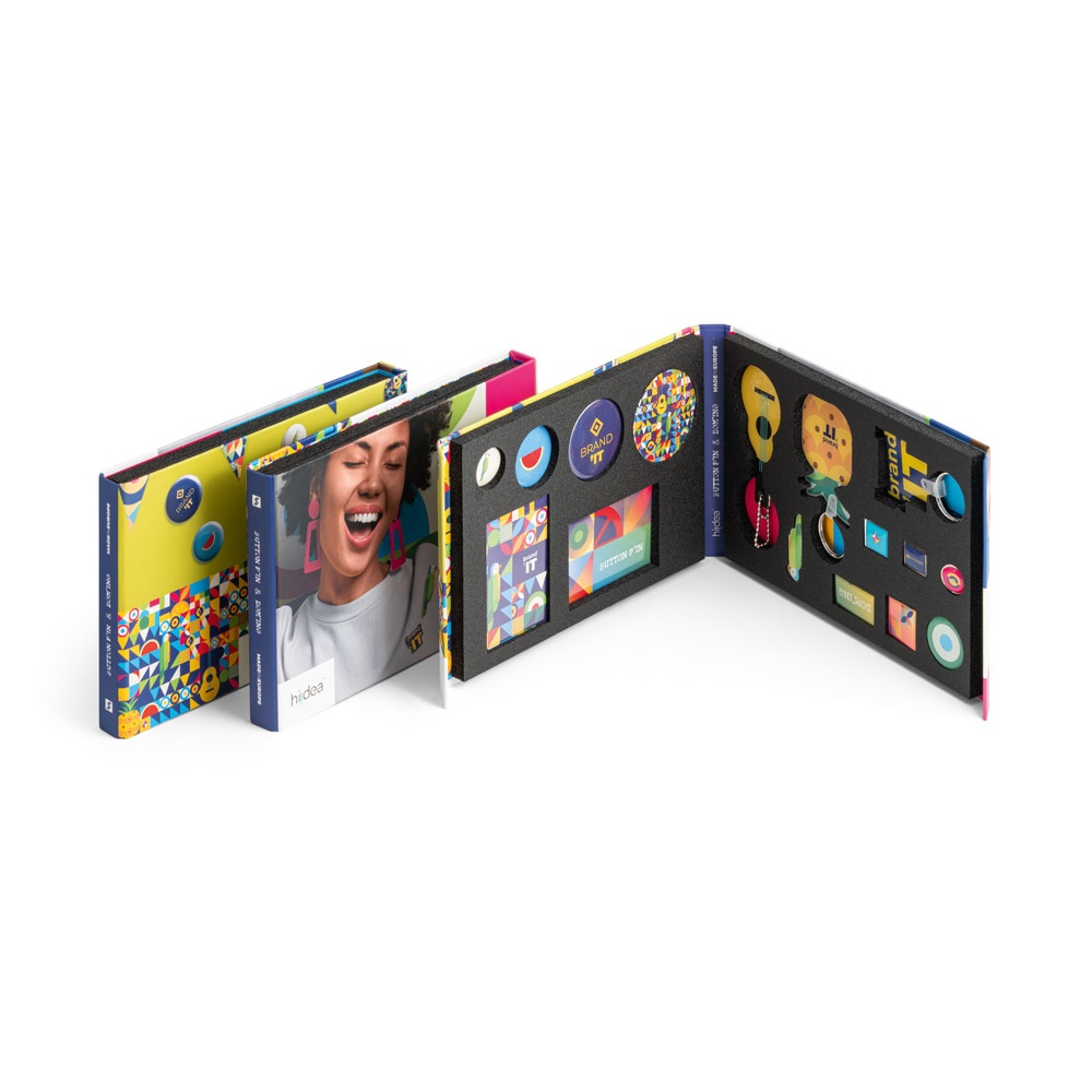 PIN & DOMING SHOWCASE. 2 in 1 Button pins en Doming Showcase